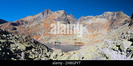 Hohe Tatra - Slowakei - der Blick auf den Zabie pleso See mit den Zabia veza und Rysy Gipfeln im Hintergrund im Morgenlicht. Stockfoto