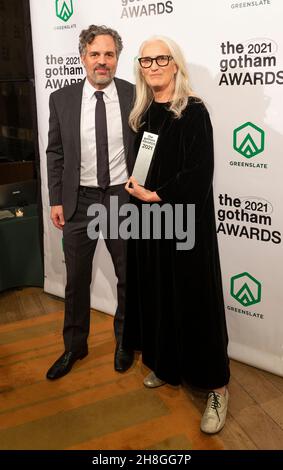 29. November 2021, New York, New York, USA: Mark Ruffalo und die Gewinnerin von Tribute Jane Campion posieren im Green Room der Cipriani Wall Street (Bildquelle: © Lev Radin/Pacific Press via ZUMA Press Wire) Stockfoto