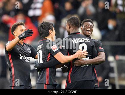 Letzte Jubel F, TUTA von links nach rechts (F), Makoto HASEBE (F), Evan NDICKA (F), Ragnar ACHE (F). Fußball 1st Bundesliga, Spieltag 13th, Eintracht Frankfurt (F) - Union Berlin (UB) 2: 1, am 28. November 2021 in Frankfurt/Deutschland. #die DFL-Vorschriften verbieten die Verwendung von Fotos als Bildsequenzen und/oder quasi-Video # Â Stockfoto
