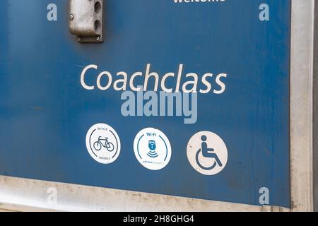 ALEXANDRIA, USA - 11. Aug 2021: Ein Nahaufnahme des Schildes auf einem Amtrak-Wagen der Reisebusklasse. Stockfoto