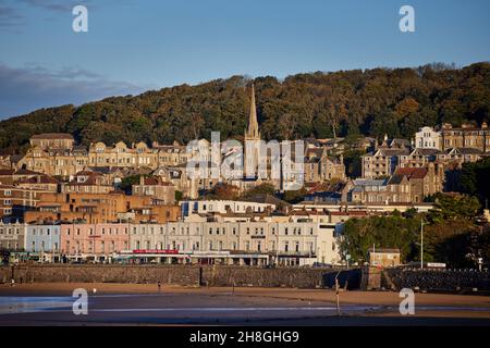 Weston-super-Mare Küstenstadt in Somerset, England. Holy Trinity Weston und die Strandpromenade Stockfoto