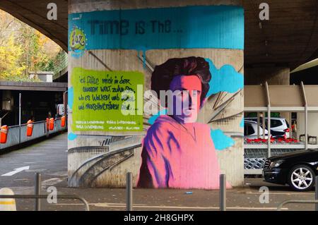 FRANKFURT, DEUTSCHLAND - 18. Nov 2021: Ein Graffito mit einem Porträt und einem Zitat auf einer Säule der Rosa-Luxemburg-Straße erinnert an Rosa Luxemburg in Fran Stockfoto