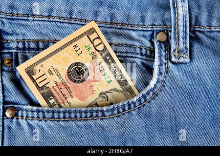 Zehn Dollar in der Tasche der Jeans Nahaufnahme Stockfoto