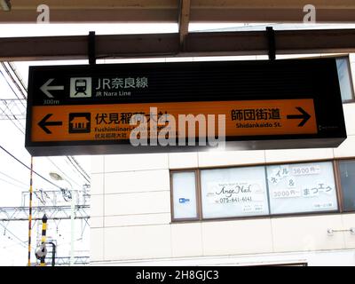 Allgemeine Informationstafel für japanische Menschen und ausländische Reisende Passagiere nutzen Service Journey in Fushimi - Inari Bahnhof in Kyoto Stockfoto