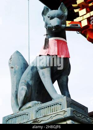 Kyubi no kitsune or Fox Spirit Statue Wächter japanische Folklore für Reisende Menschen reisen besuchen und respektieren Gebetsgottheit Engel in Fushimi Inari ta Stockfoto