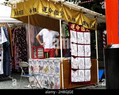 Japanischer Prophet Männer palmistry oder Augur Wahrsager in kleinen Laden warten Reisende Menschen besuchen und Service-Horoskop auf Kyoto Street Market f Stockfoto