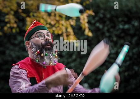 London, Großbritannien. 30th. November 2021. Darsteller kommen und bereiten sich auf die Santa School in East London vor, Britains einzige echte Ausbildungsschule für professionelle Santas und ihre Elfhelfer - derzeit in 25th Jahren. Die Schule sieht Santa Studenten erhalten alles, was sie über den Job wissen müssen, einschließlich Geschichte, Charakter, Kostüm, die Stimme, Make-up und – vor allem – Rollenspiel. Am Ende der anstrengende Ausbildung gibt es einen Santa Graduation Day, an dem Studenten ein Zertifikat erhalten, wenn sie bestanden haben. Kredit: Guy Corbishley/Alamy Live Nachrichten Stockfoto