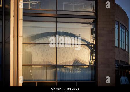 Salford Quays die Millennium Bridge spiegelt sich in einem Fenster Stockfoto