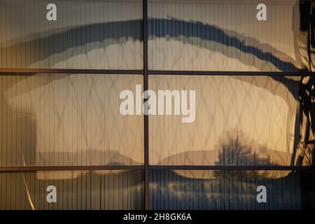 Salford Quays die Millennium Bridge spiegelt sich in einem Fenster Stockfoto