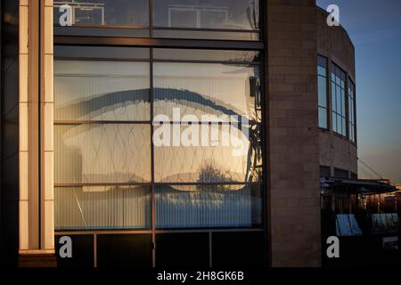 Salford Quays die Millennium Bridge spiegelt sich in einem Fenster Stockfoto