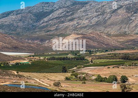 Der Blick auf Barrydale, ein Dorf an der Route 62, das an der Grenze zwischen den Regionen Overberg und Klein Karoo in Westkap, Südafrika, liegt. Stockfoto