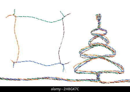 Weihnachtsbaum mit Rahmen aus Twisted Pair Drähten auf weißem Hintergrund Stockfoto