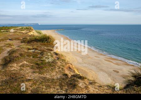 Hengistbury Head in der Nähe von Bournemouth, Dorset mit Blick auf die Isle of Wight in der Ferne, England, Großbritannien. Stockfoto