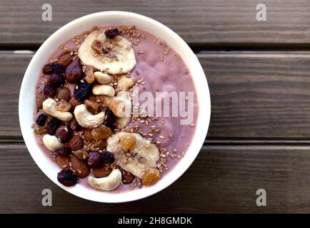 Nahaufnahme einer veganen Smoothie-Schale auf einer Holzoberfläche Stockfoto