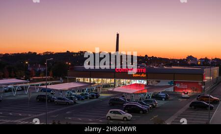 Castelo Branco, Portugal - November 24 2021: Continente Supermarkt außen und Parkplatz in Castelo Branco Portugal bei Sonnenuntergang gesehen Stockfoto