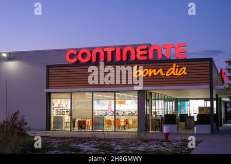 Castelo Branco, Portugal - November 24 2021: Außenansicht des Continente Supermarkts in Castelo Branco Portugal Stockfoto