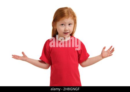 Portrait von niedlichen Rotschopf emotionale kleine Mädchen auf einem weißen isoliert Stockfoto