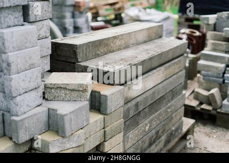 Große Abwasserkanäle, Ziegelsteine, Pflaffen in einer Lagerhauskonstruktion Stockfoto