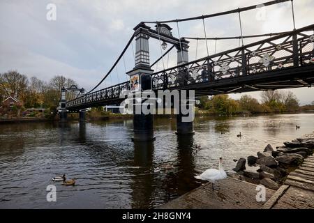 Ferry Bridge, Burton Upon Trent, viktorianische Fußgängerbrücke über den Fluss Trent in Staffordshire, England Stockfoto