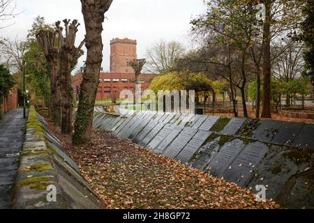 Altes Begräbnis der St. Modwen's Church Burton upon Trent, in Staffordshire, England, jetzt ein Garten der Erinnerung Stockfoto