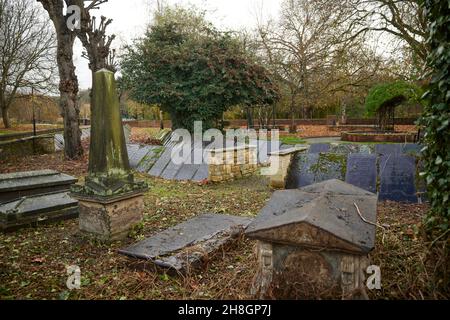 Altes Begräbnis der St. Modwen's Church Burton upon Trent, in Staffordshire, England, jetzt ein Garten der Erinnerung Stockfoto