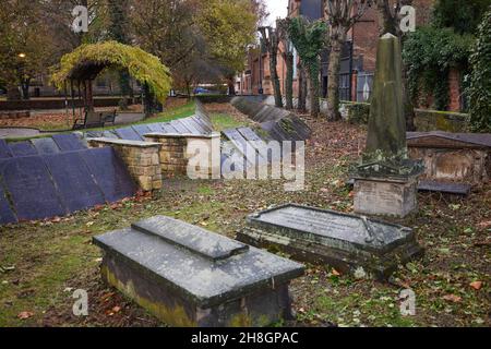 Altes Begräbnis der St. Modwen's Church Burton upon Trent, in Staffordshire, England, jetzt ein Garten der Erinnerung Stockfoto