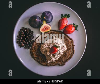 Draufsicht auf frische reife Früchte, Brot und Kaffeebohnen Stockfoto