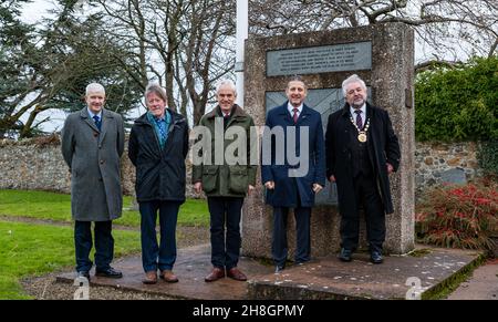 Athestaneford, East Lothian, Schottland, Vereinigtes Königreich, 30th. November 2021. US-Generalkonsul beim Scottish Flag Trust am St. Andrew's Day: Jack Hillmeyer vom US-Konsulat Edinburgh wird am Geburtsort des Saltire zum St. Andrew's Day begrüßt. Im Bild: Bill Stevenson (Session Clerk), David Williamson (Scottish Flag Trust), Roderick Urquhart (Lord Lieutenant of East Lothian), Jack Hillmeyer (US-Generalkonsul), John McMillan (Provost of East Lothian) Stockfoto