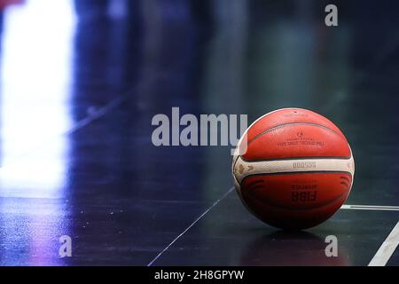 Offizieller Matchball während des FIBA Basketball World Cup 2023 European Qualifiers 1st Round Gruppe H Spiel zwischen Italien und den Niederlanden bei Mediolanum F Stockfoto