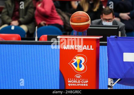 Offizieller Matchball während des FIBA Basketball World Cup 2023 European Qualifiers 1st Round Gruppe H Spiel zwischen Italien und den Niederlanden bei Mediolanum F Stockfoto