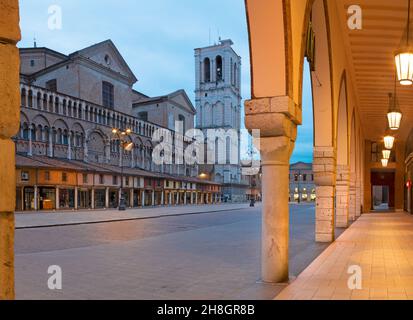 Ferrara - der zentrale Platz der Altstadt - Piazza Trento Trieste in der Abenddämmerung. Stockfoto