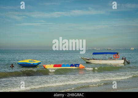 PORT DICKSON, MALAYSIA -19. Nov 2021: Bananenboot zur Miete am Port Dickson Beach in Malaysia. Stockfoto