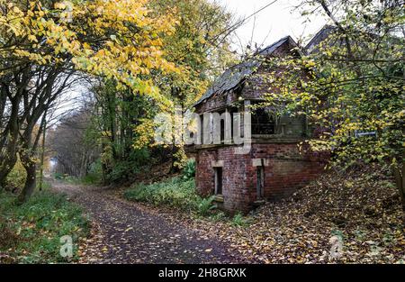 Der Bahnsignalkasten Lartington West am Rande von Deepdale, Teesdale, County Durham, Großbritannien Stockfoto