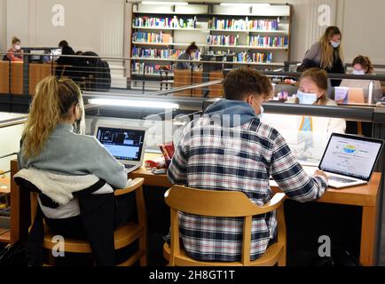 Leipzig, Deutschland. 26th. November 2021. In der Universitätsbibliothek sitzen Studenten an Tischen, die mit Computern ausgestattet sind. Unter den aktuellen Rahmenbedingungen nutzen die Studierenden auch weiterhin die Bibliotheken und anderen Einrichtungen der Universität, die Teil des Studienprozesses sind. Das Studium ist zum Teil noch mit Präsenzvorträgen und digitalen Vorlesungen möglich. Derzeit studieren an der Universität Leipzig rund 30.000 Studierende, davon rund 3.600 aus über 150 Ländern. Quelle: Waltraud Grubitzsch/dpa-Zentralbild/ZB/dpa/Alamy Live News Stockfoto