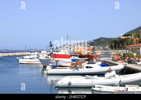 Blick auf die Küstenlandschaft von Lacco Ameno vom Meer aus, Mittelmeerküste, Bucht von Neapel, Insel Ischia in Italien Stockfoto