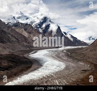 Blick auf den Darang Durung, den Drang-Drung Gletscher oder den Durung Drung Gletscher, einen Berggletscher in der Nähe des Pensi La Passes an der Kargil - Zanaskar Road i Stockfoto