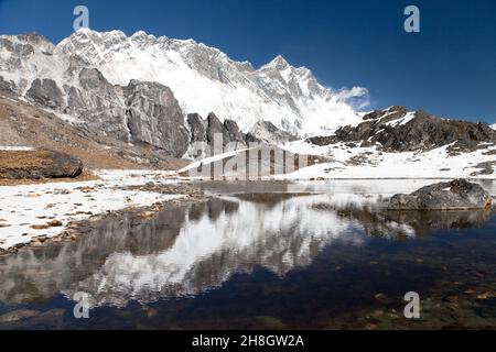 Panoramablick auf Lhotse und Nuptse Südwand und Makalu Spiegelung in einem kleinen See auf dem Weg zum Everest Basislager - Sagarmatha Nationalpark - Ne Stockfoto