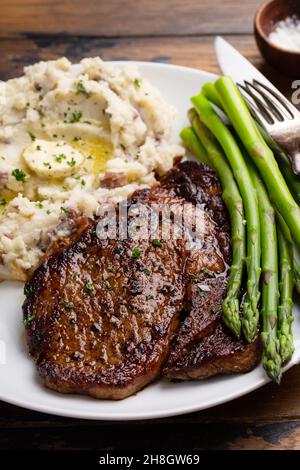 Traditionelles Steak und Kartoffelpüree mit Spargel Stockfoto