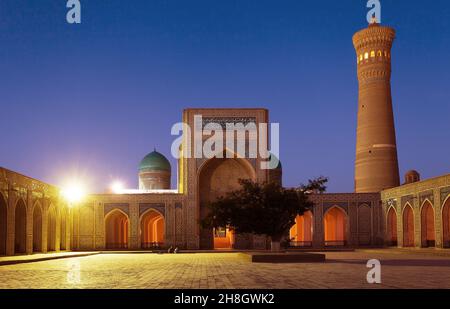 BUCHARA, USBEKISTAN, 16. JUNI 2013 - Nachtansicht der Kalon Moschee und des Minaretts - Buchara - Usbekistan Stockfoto