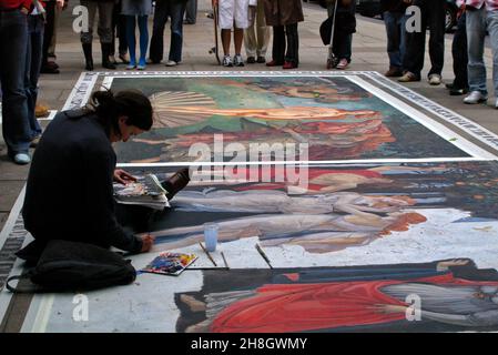 Straßenkünstler zeichnet die Geburt der Venus von Botticelli, umgeben von Zuschauern. London Southbank. Stockfoto