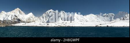 Panoramablick auf den Mount Makalu über dem See in der Nähe von Kongma La Pass, drei Pässe Trek, Weg zum Everest Basislager, Khumbu Tal, Sagarmatha Nationalpark, N Stockfoto