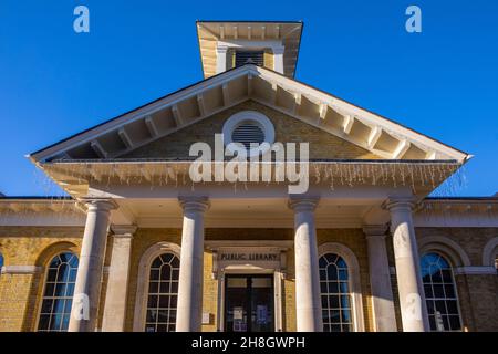 Winchester, Großbritannien - November 28th 2021: Außenansicht des Winchester Discovery Center in der historischen Stadt Winchester in Hampshire, Großbritannien. Stockfoto