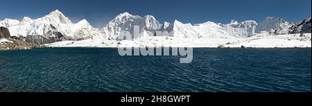 Panoramablick auf den Mount Makalu über dem See in der Nähe von Kongma La Pass, drei Pässe Trek, Weg zum Everest Basislager, Khumbu Tal, Sagarmatha Nationalpark, N Stockfoto