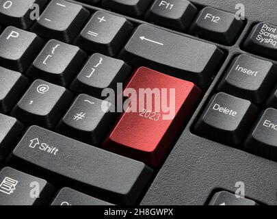 Eine moderne schwarze Computertastatur mit Return Key in rot und Jahr 2023 Stockfoto