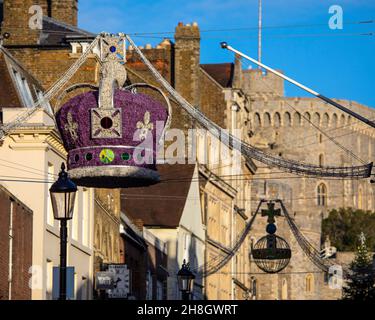 Windsor, Großbritannien - 28th 2021. November: Eine königliche Weihnachtsdekoration im Stadtzentrum von Windsor, mit Schloss Windsor im Hintergrund, in Berkshir Stockfoto