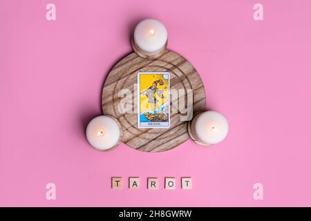 Tarot-Karte und Tarot-Inschrift auf einem rosa Hintergrund. Russland, Tatarstan, 28. November 2021 Stockfoto