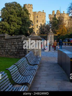 Windsor, Großbritannien - 28th 2021. November: Blick auf das historische Schloss Windsor in der Stadt Windsor, in der britischen Hauptstadt. Stockfoto