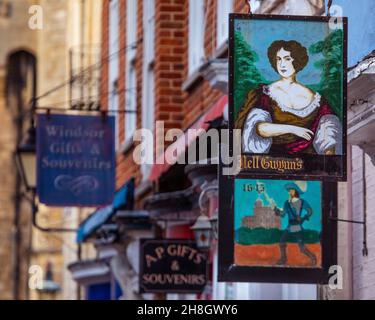 Windsor, Großbritannien - 28th 2021. November: Vintage-Aufhängeschilder an den Außenflächen von Geschäften und Teestuben in der historischen Stadt Windsor, in der britischen Hauptstadt von Britannien. Gewinnen Stockfoto