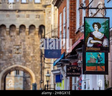 Windsor, Großbritannien - 28th 2021. November: Vintage-Aufhängeschilder an den Außenflächen von Geschäften und Teestuben in der historischen Stadt Windsor, in der britischen Hauptstadt von Britannien. Gewinnen Stockfoto