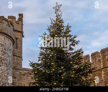 Windsor, Großbritannien - 28th 2021. November: Ein Weihnachtsbaum vor dem historischen Schloss Windsor in der britischen Stadt. Stockfoto